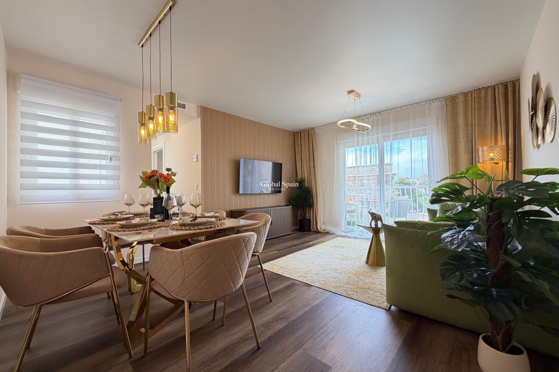 Wederverkoop - APPARTEMENT -
TORREVIEJA - Torrevieja