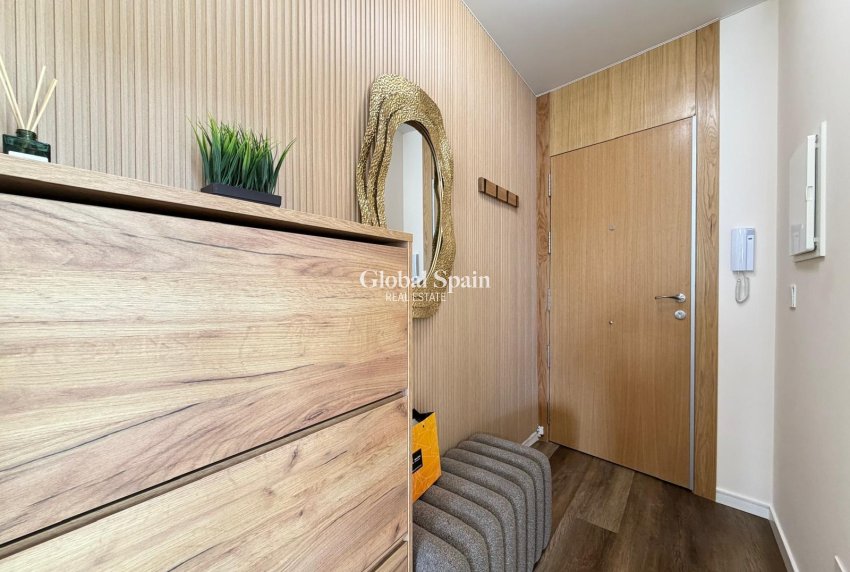 Wederverkoop - APPARTEMENT -
TORREVIEJA - Torrevieja