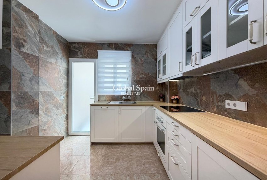 Wederverkoop - APPARTEMENT -
TORREVIEJA - Torrevieja