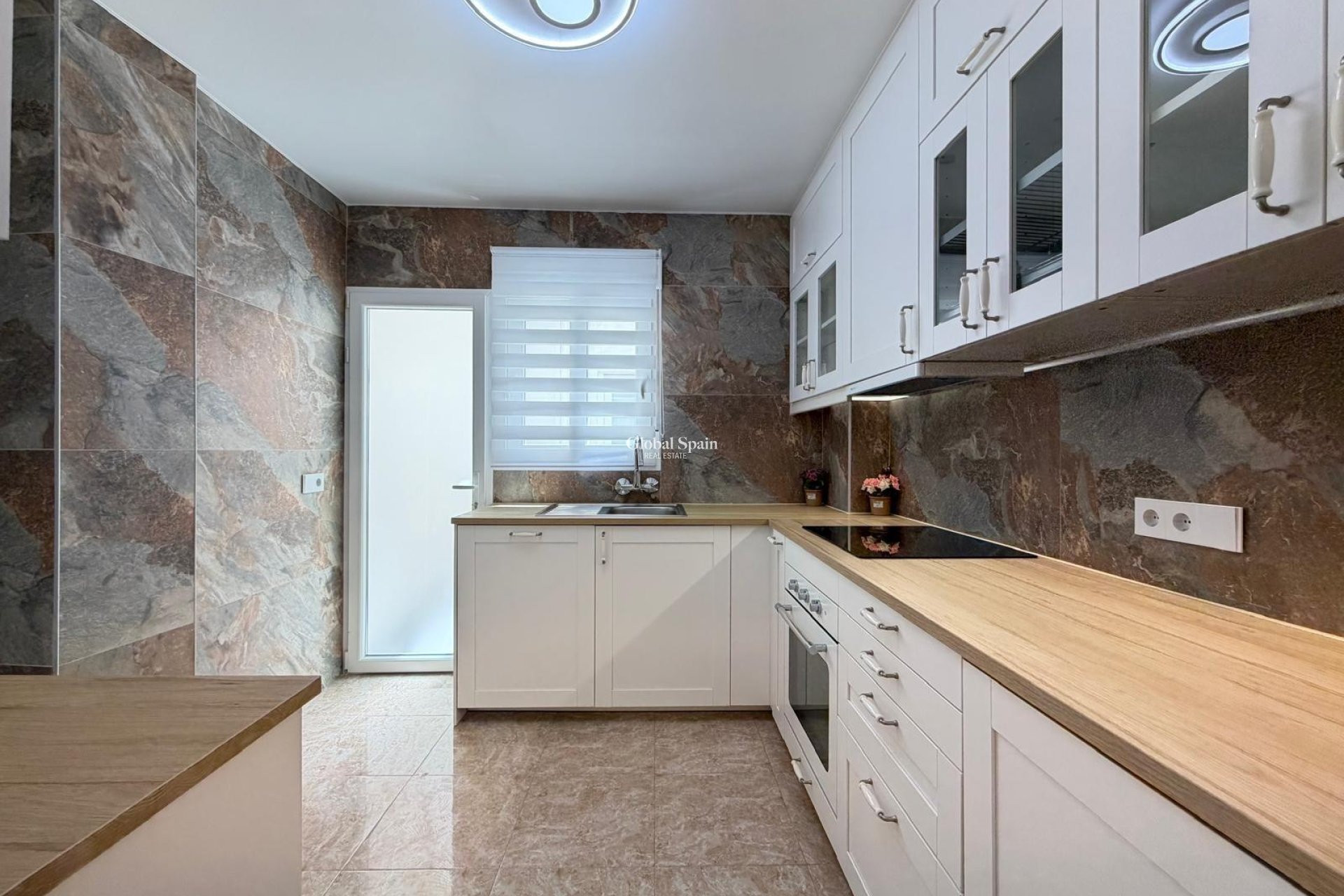 Wederverkoop - APPARTEMENT -
TORREVIEJA - Torrevieja