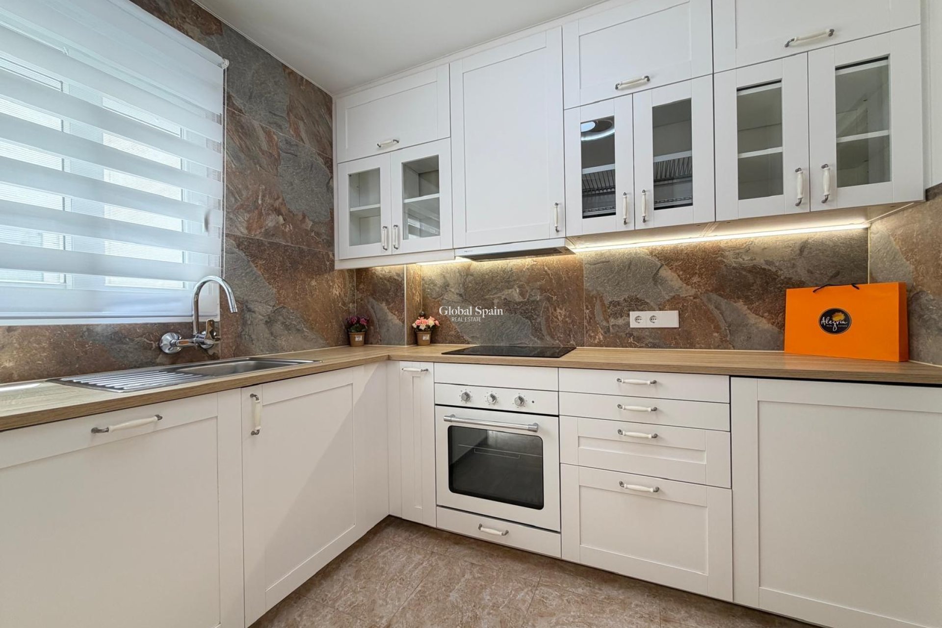 Wederverkoop - APPARTEMENT -
TORREVIEJA - Torrevieja