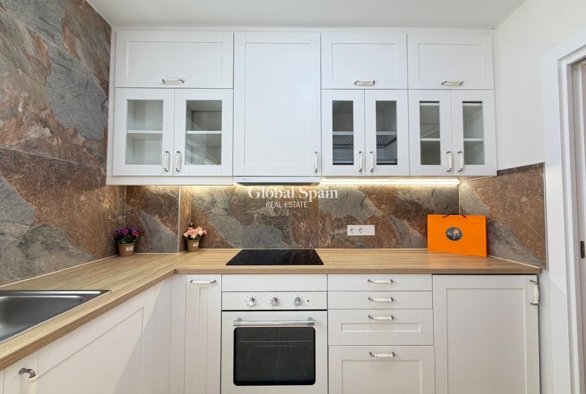 Wederverkoop - APPARTEMENT -
TORREVIEJA - Torrevieja