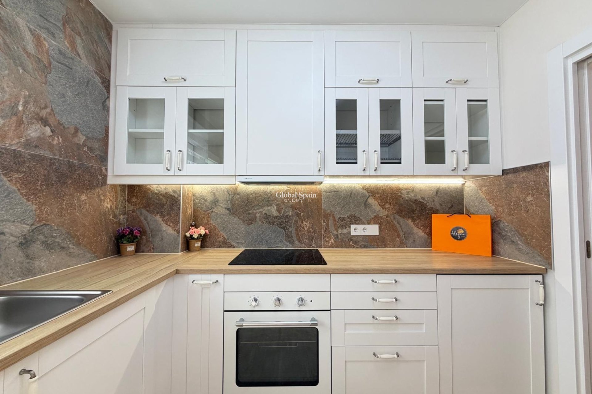 Wederverkoop - APPARTEMENT -
TORREVIEJA - Torrevieja