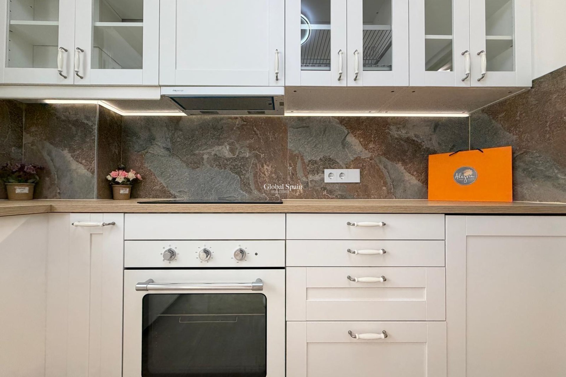 Wederverkoop - APPARTEMENT -
TORREVIEJA - Torrevieja
