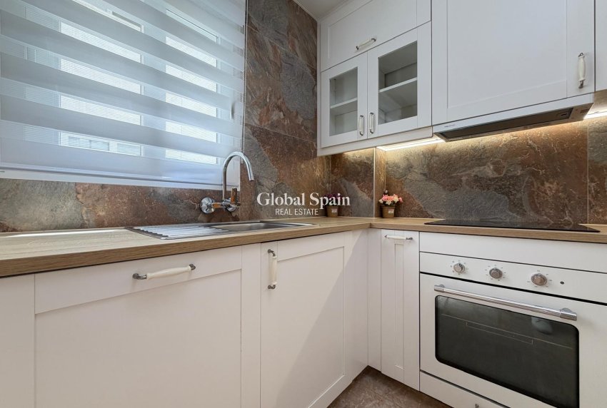 Wederverkoop - APPARTEMENT -
TORREVIEJA - Torrevieja