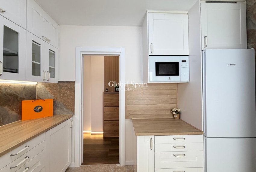 Wederverkoop - APPARTEMENT -
TORREVIEJA - Torrevieja