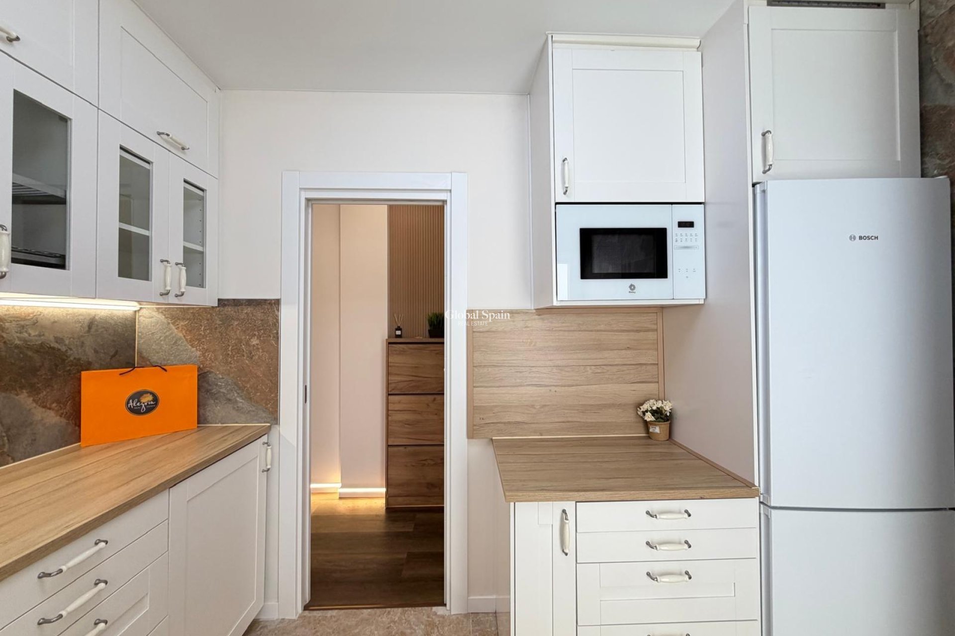 Wederverkoop - APPARTEMENT -
TORREVIEJA - Torrevieja