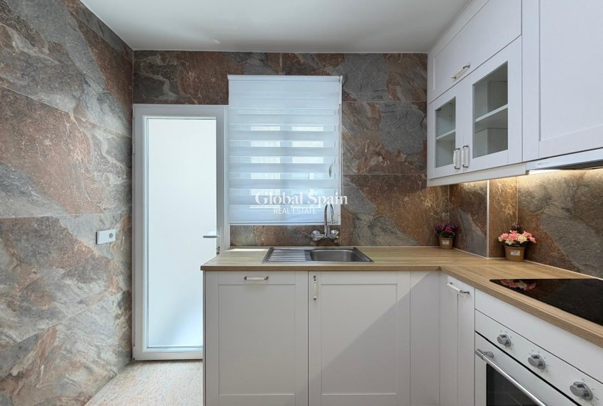 Wederverkoop - APPARTEMENT -
TORREVIEJA - Torrevieja