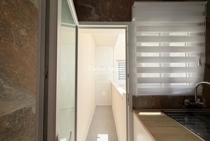 Wederverkoop - APPARTEMENT -
TORREVIEJA - Torrevieja