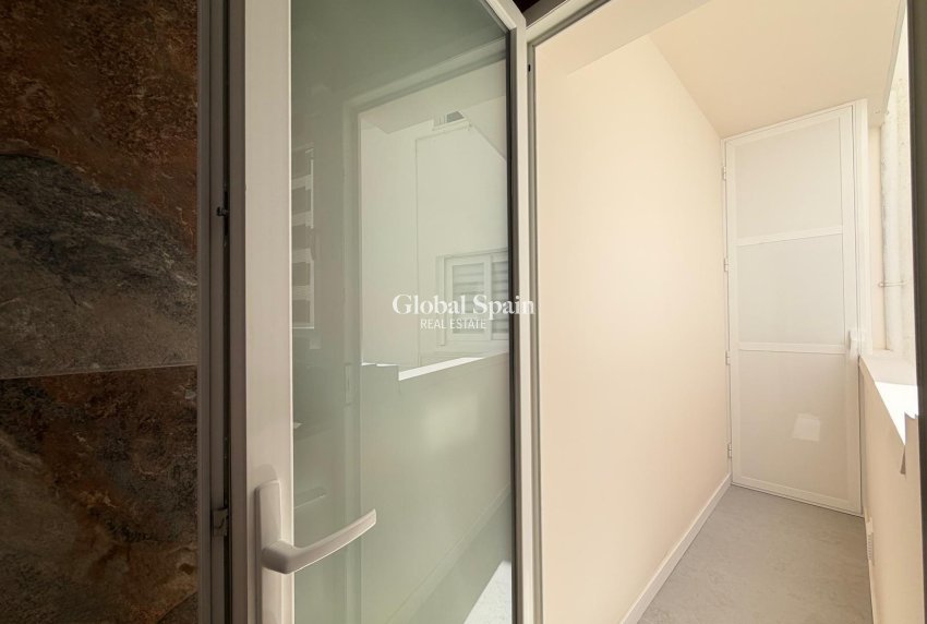 Wederverkoop - APPARTEMENT -
TORREVIEJA - Torrevieja