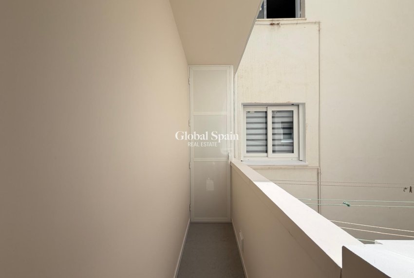Wederverkoop - APPARTEMENT -
TORREVIEJA - Torrevieja