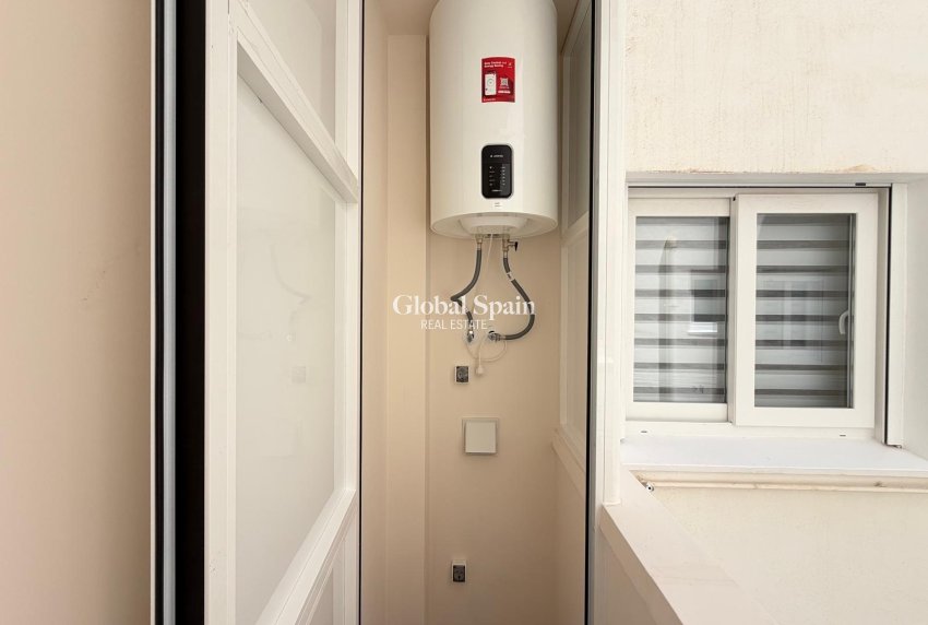 Wederverkoop - APPARTEMENT -
TORREVIEJA - Torrevieja