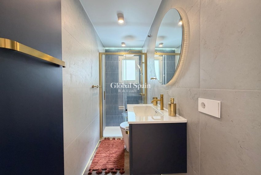 Wederverkoop - APPARTEMENT -
TORREVIEJA - Torrevieja