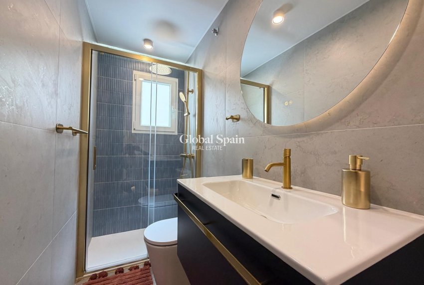 Wederverkoop - APPARTEMENT -
TORREVIEJA - Torrevieja