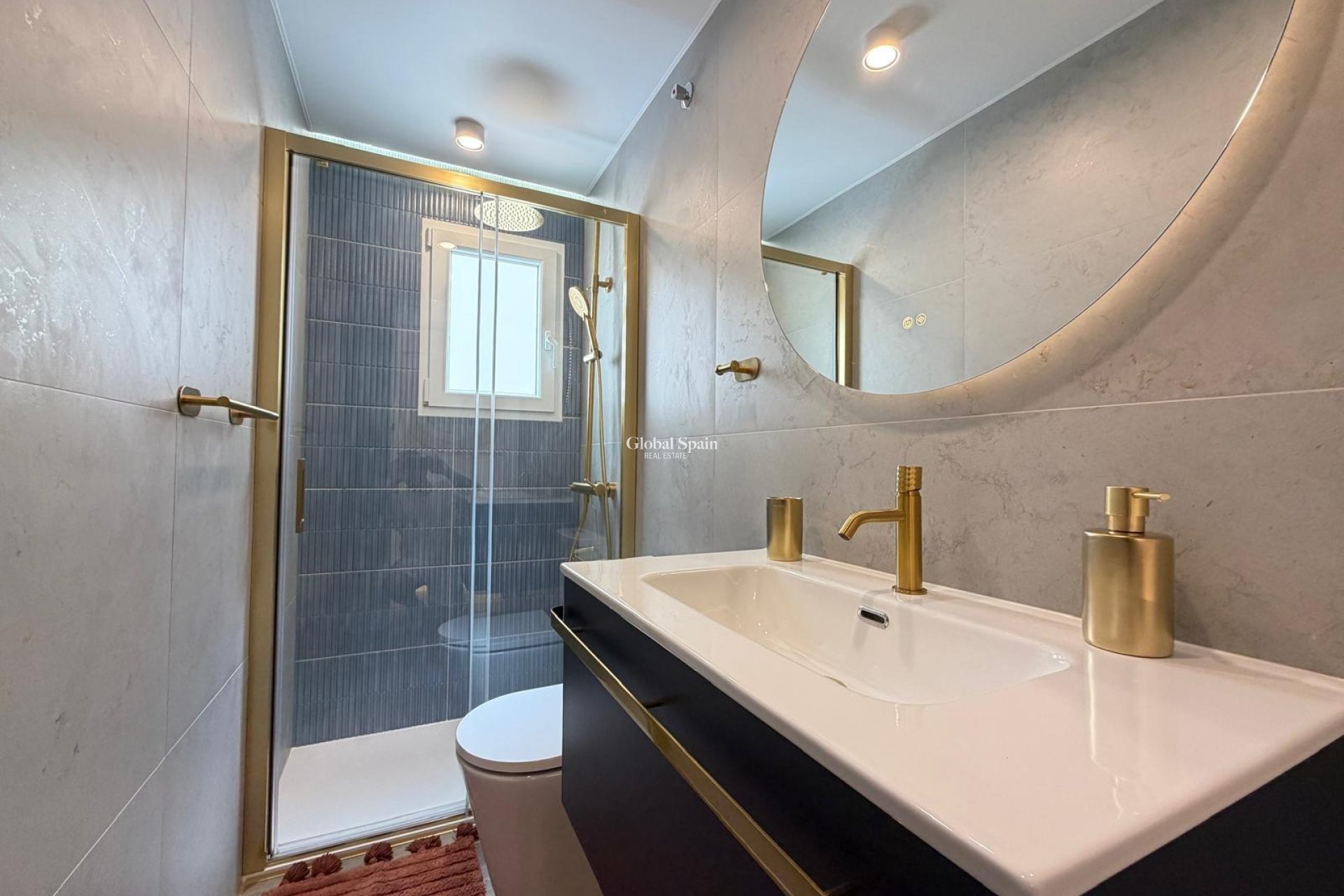 Wederverkoop - APPARTEMENT -
TORREVIEJA - Torrevieja