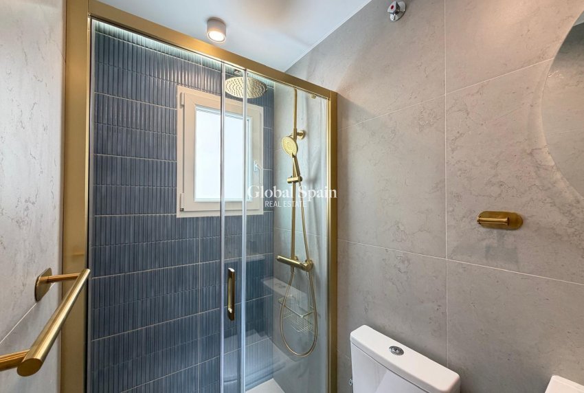 Wederverkoop - APPARTEMENT -
TORREVIEJA - Torrevieja