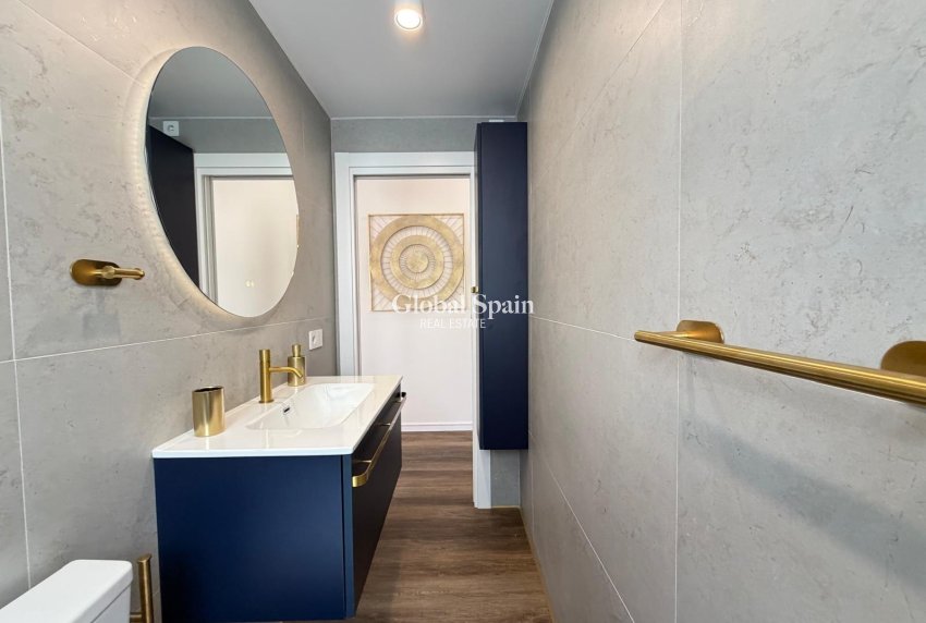 Wederverkoop - APPARTEMENT -
TORREVIEJA - Torrevieja