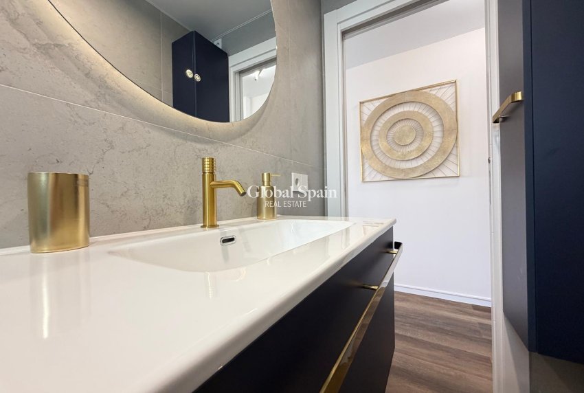 Wederverkoop - APPARTEMENT -
TORREVIEJA - Torrevieja