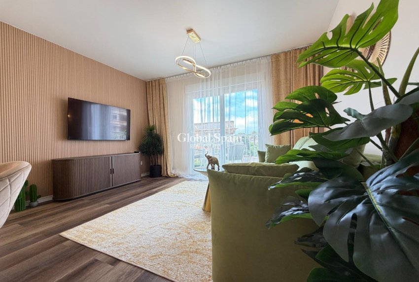 Wederverkoop - APPARTEMENT -
TORREVIEJA - Torrevieja