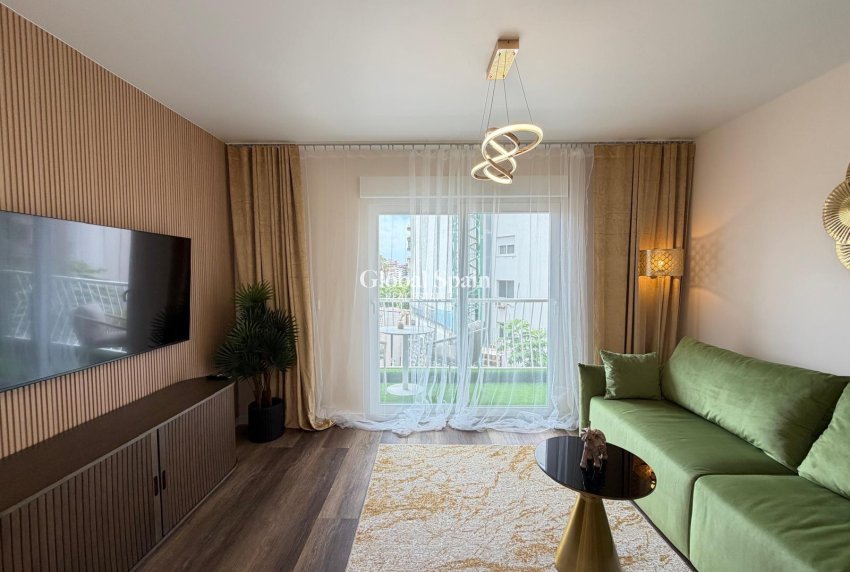 Wederverkoop - APPARTEMENT -
TORREVIEJA - Torrevieja
