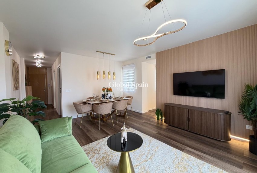 Wederverkoop - APPARTEMENT -
TORREVIEJA - Torrevieja