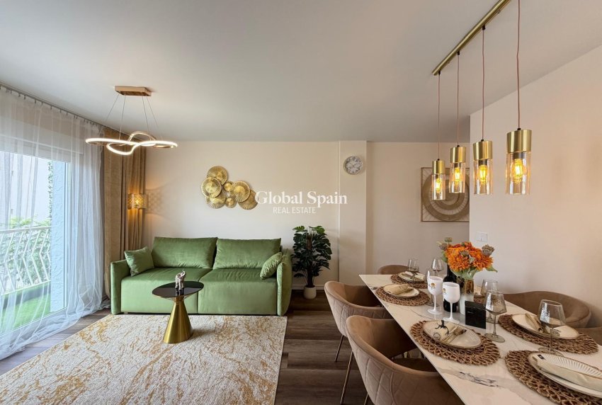 Wederverkoop - APPARTEMENT -
TORREVIEJA - Torrevieja
