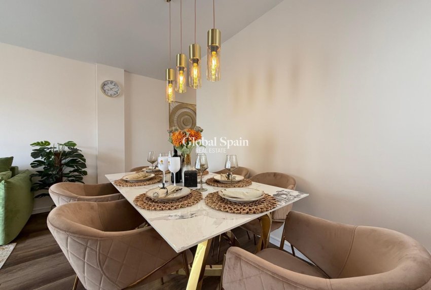 Wederverkoop - APPARTEMENT -
TORREVIEJA - Torrevieja