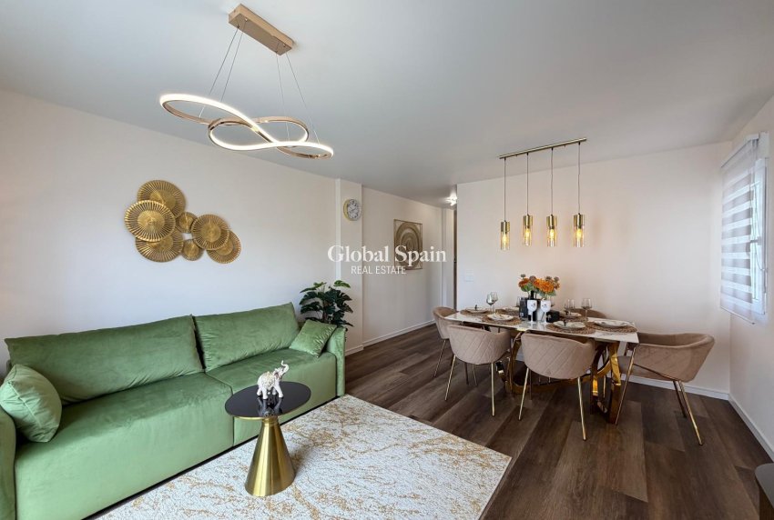 Wederverkoop - APPARTEMENT -
TORREVIEJA - Torrevieja