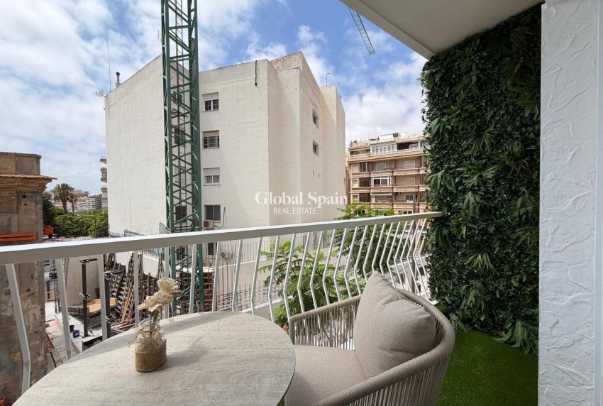Wederverkoop - APPARTEMENT -
TORREVIEJA - Torrevieja