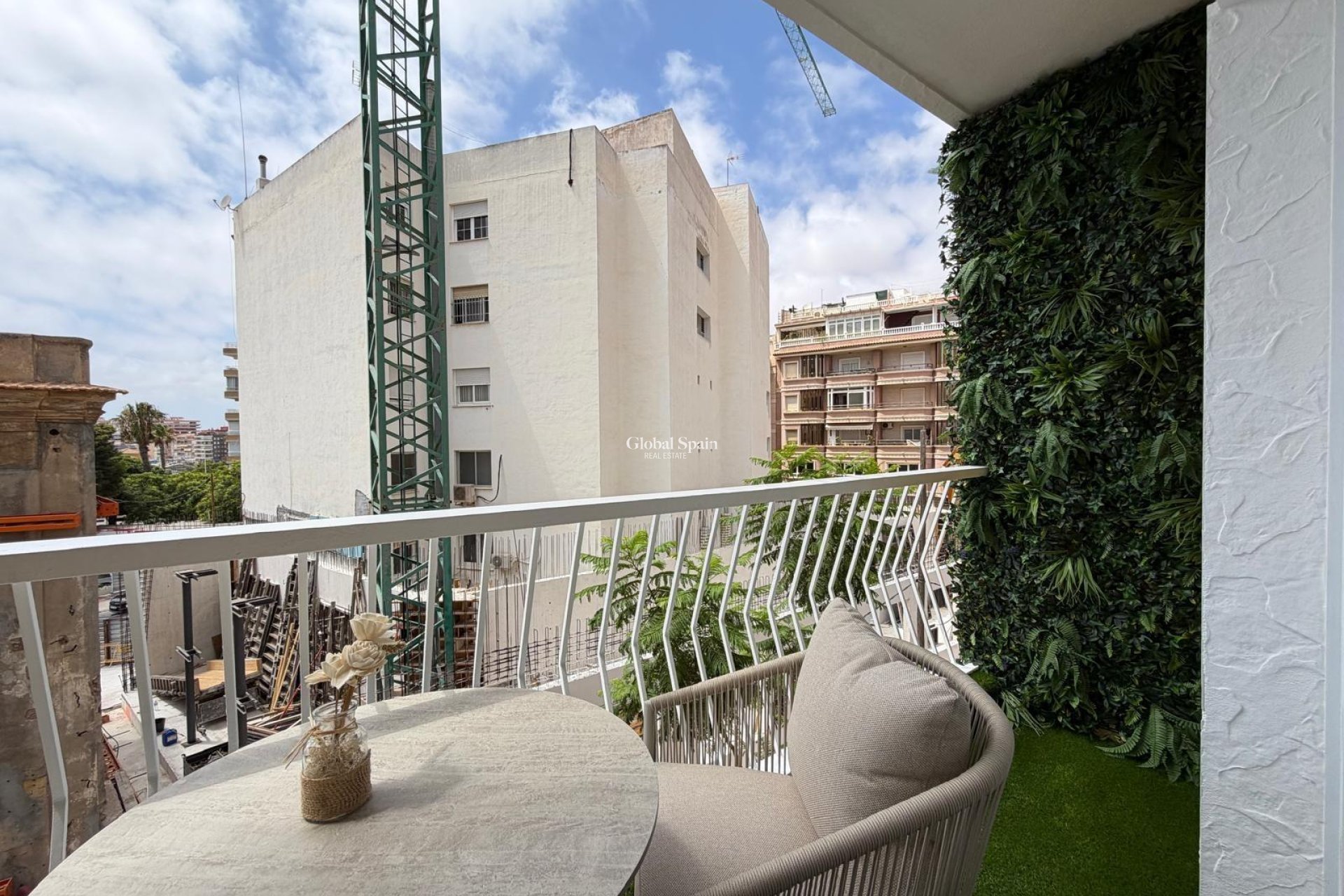 Wederverkoop - APPARTEMENT -
TORREVIEJA - Torrevieja