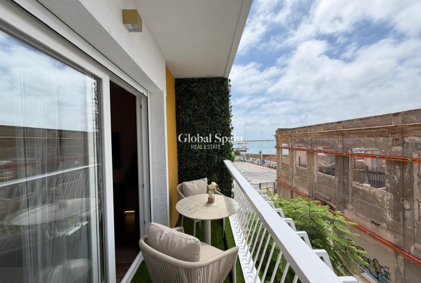 Wederverkoop - APPARTEMENT -
TORREVIEJA - Torrevieja
