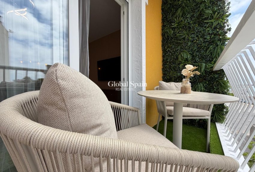 Wederverkoop - APPARTEMENT -
TORREVIEJA - Torrevieja
