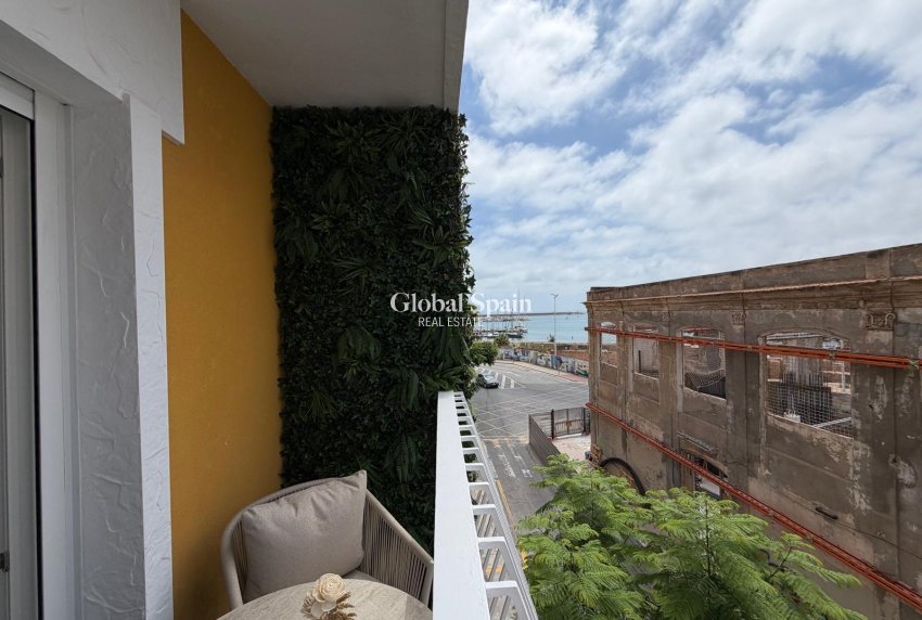 Wederverkoop - APPARTEMENT -
TORREVIEJA - Torrevieja