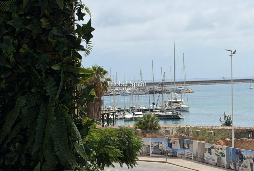 Wederverkoop - APPARTEMENT -
TORREVIEJA - Torrevieja