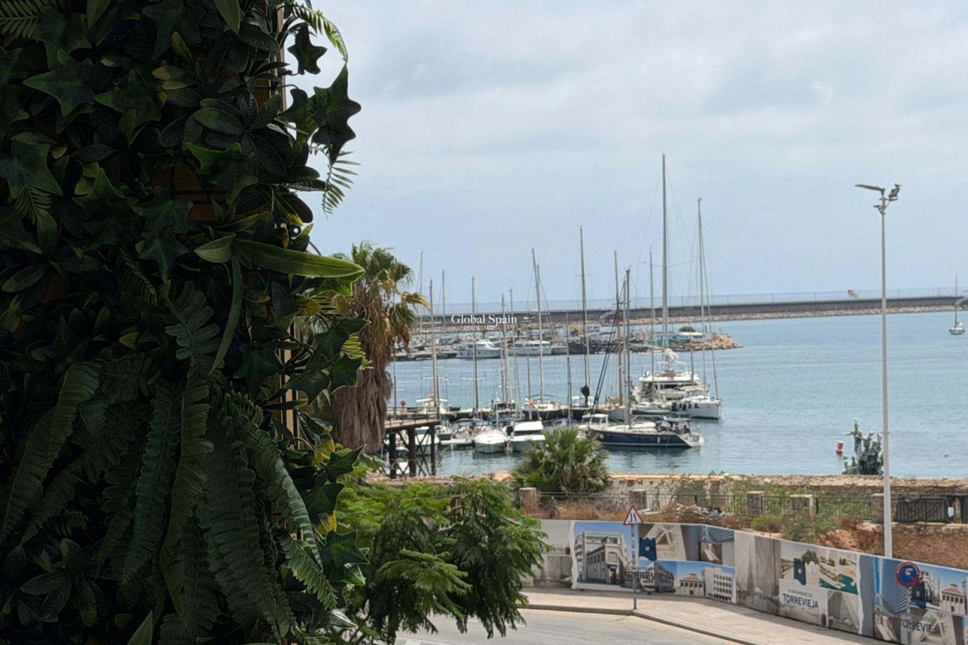 Wederverkoop - APPARTEMENT -
TORREVIEJA - Torrevieja