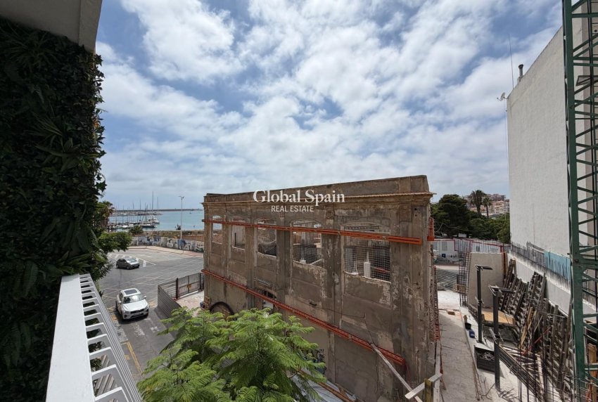 Wederverkoop - APPARTEMENT -
TORREVIEJA - Torrevieja