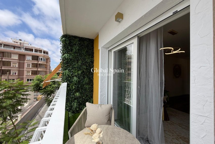 Wederverkoop - APPARTEMENT -
TORREVIEJA - Torrevieja