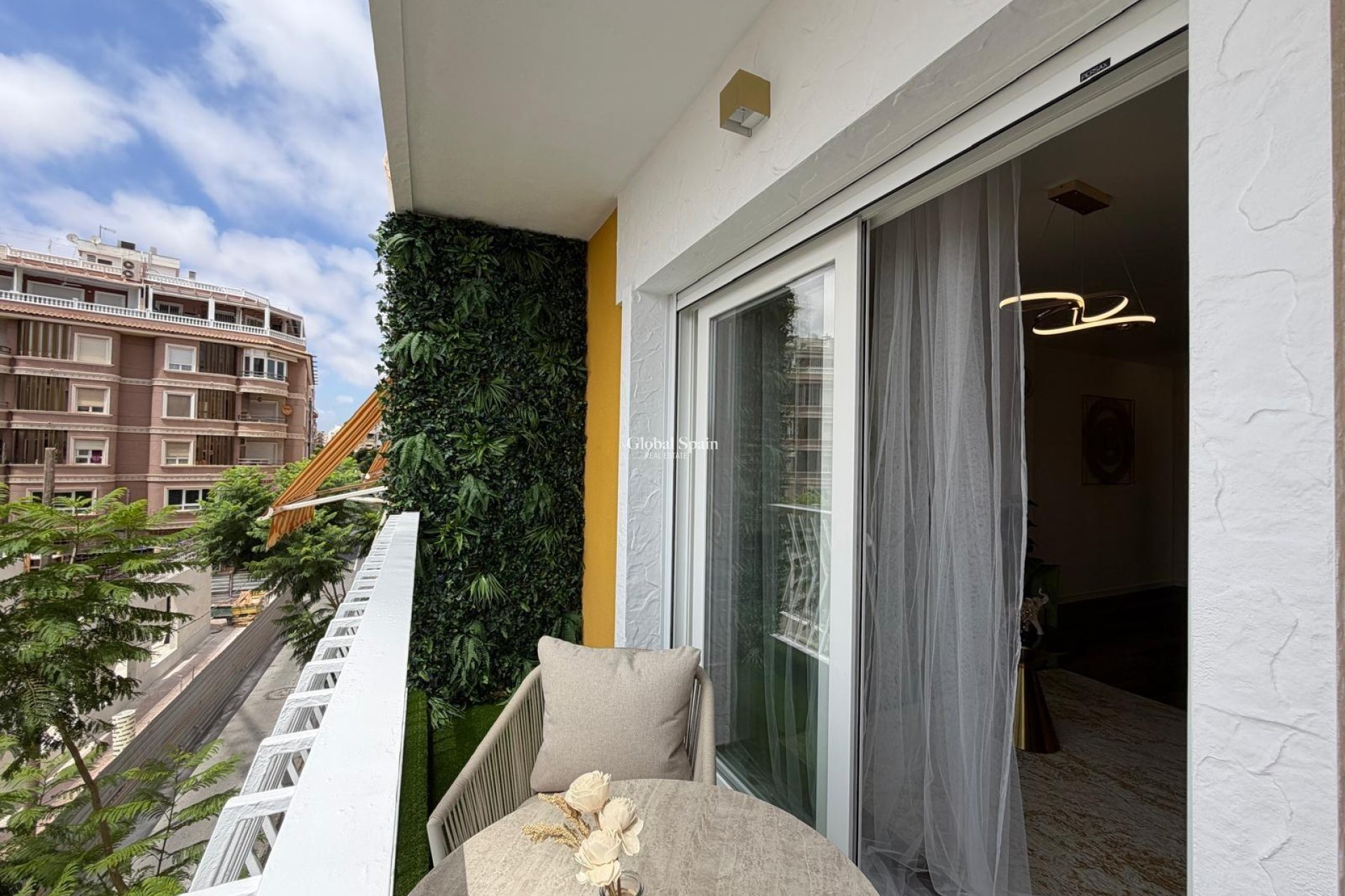 Wederverkoop - APPARTEMENT -
TORREVIEJA - Torrevieja