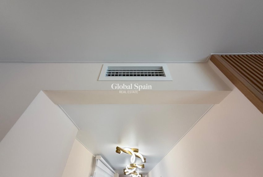 Wederverkoop - APPARTEMENT -
TORREVIEJA - Torrevieja