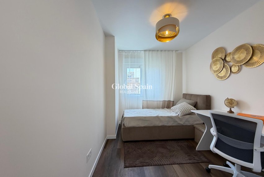 Wederverkoop - APPARTEMENT -
TORREVIEJA - Torrevieja