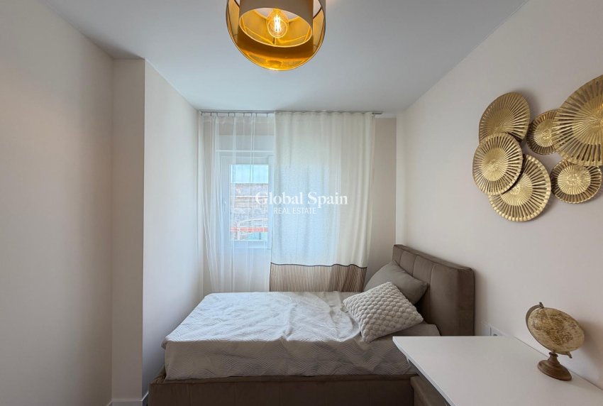 Wederverkoop - APPARTEMENT -
TORREVIEJA - Torrevieja