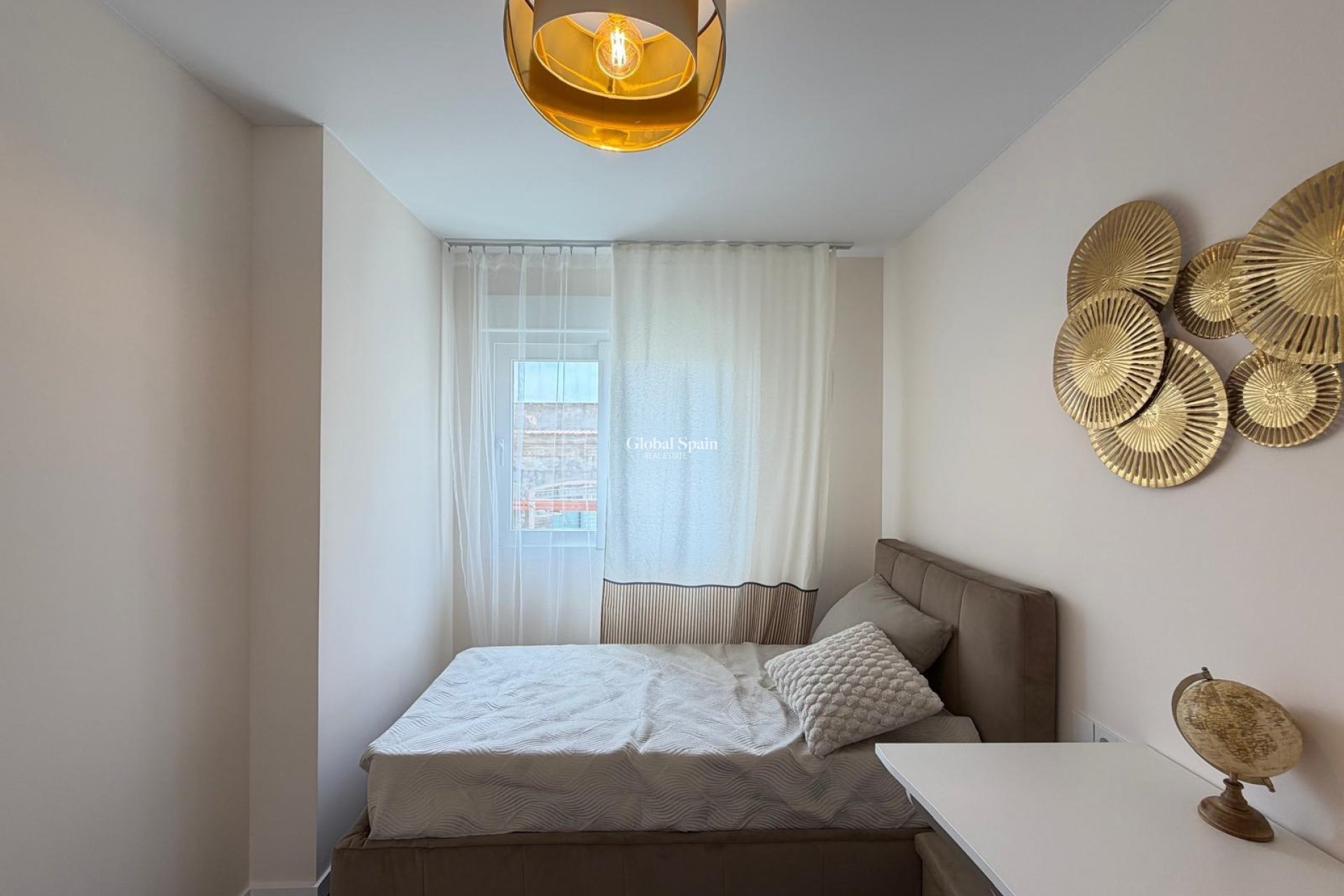 Wederverkoop - APPARTEMENT -
TORREVIEJA - Torrevieja