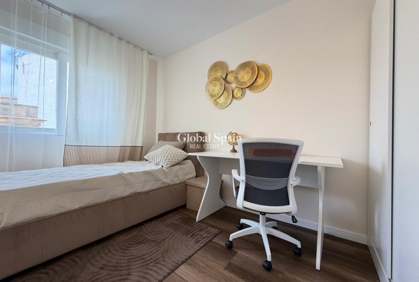 Wederverkoop - APPARTEMENT -
TORREVIEJA - Torrevieja