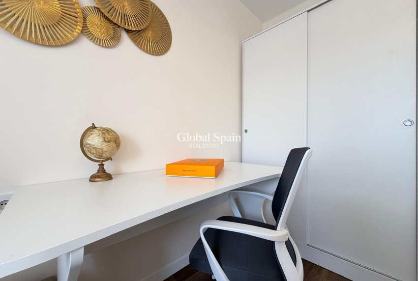 Wederverkoop - APPARTEMENT -
TORREVIEJA - Torrevieja