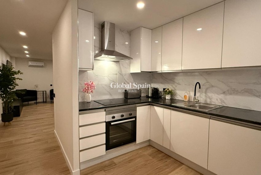 Wederverkoop - APPARTEMENT -
TORREVIEJA - Torrevieja