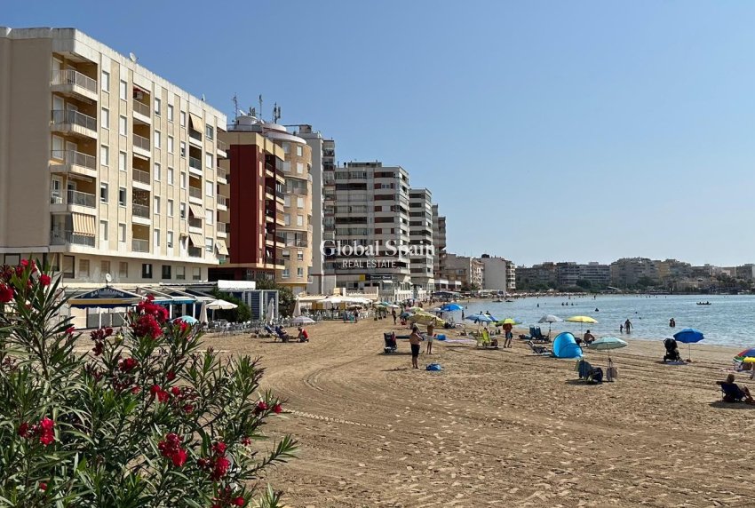 Wederverkoop - APPARTEMENT -
TORREVIEJA - Torrevieja