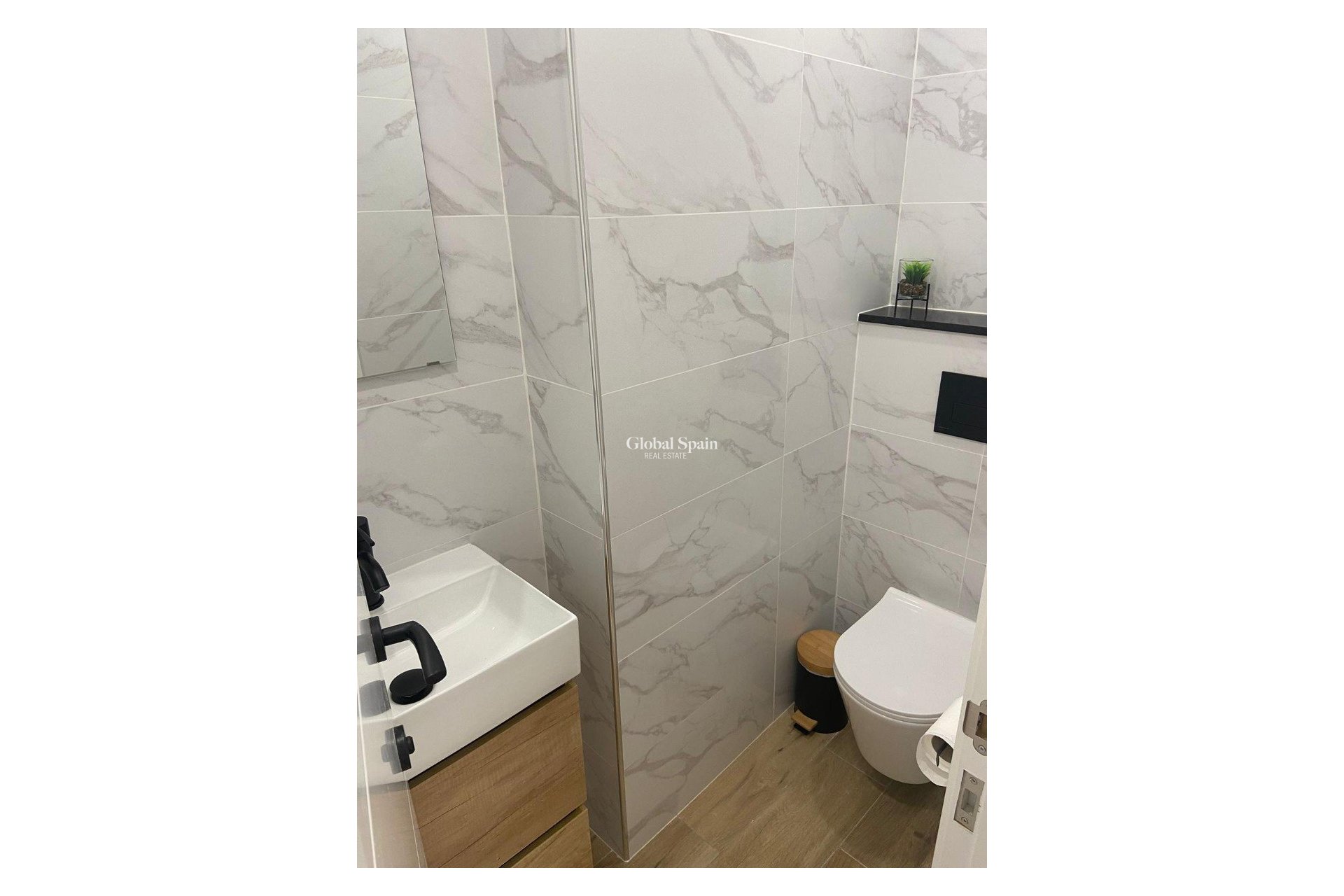 Wederverkoop - APPARTEMENT -
TORREVIEJA - Torrevieja