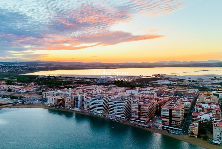 Wederverkoop - APPARTEMENT -
TORREVIEJA - Torrevieja