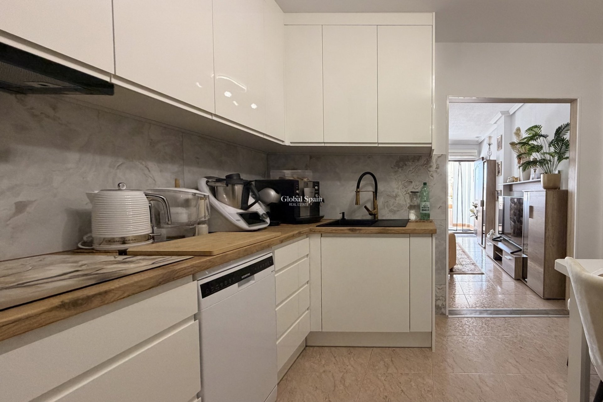 Wederverkoop - APPARTEMENT -
TORREVIEJA - Urb. Calas Blancas III