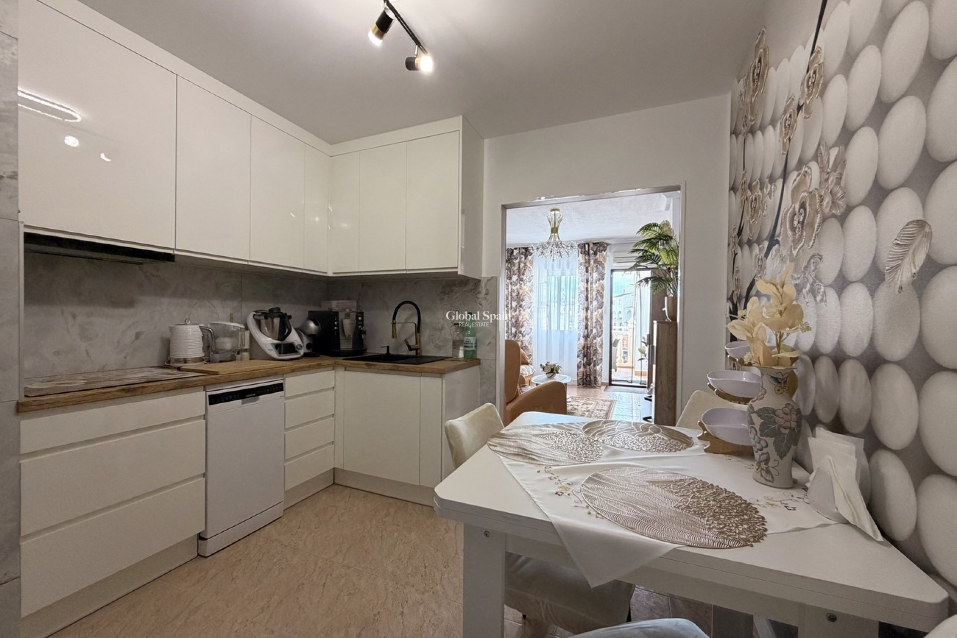 Wederverkoop - APPARTEMENT -
TORREVIEJA - Urb. Calas Blancas III